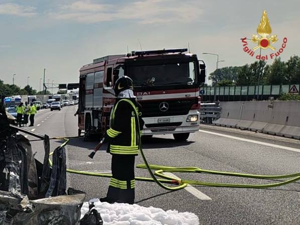 Noventa di Piave, auto si schianta contro un mezzo pesante in A4 e prende fuoco: un morto