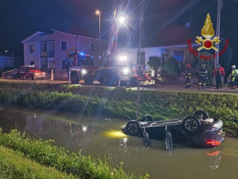 Incidente a Villadose: auto si ribalta nel canale, tre persone coinvolte