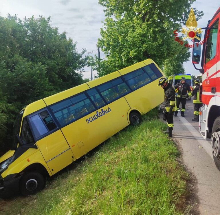 Ponte della Priula, scuolabus finisce fuori strada: autista incastrato nell’abitacolo