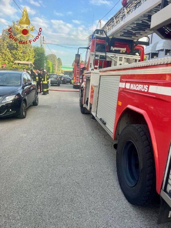 Incendio nella notte nei minialloggi comunali a Vigonza: anziana in salvo, fiamme domate