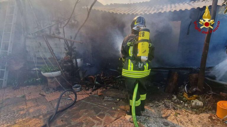 Incendio in un ricovero attrezzi di Ospedaletto Euganeo: all’interno presenti anche alcune bombole di Gpl