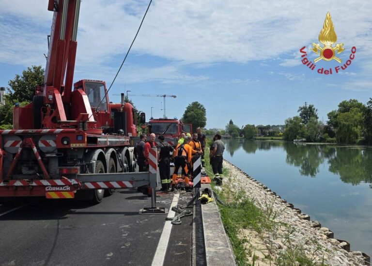 Jesolo, auto finisce nel fiume Sile: recuperata una persona senza vita