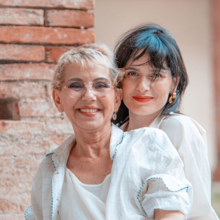 Concita De Gregorio ed Erica Mou in scena “In mezzo a un milione di rane e farfalle”: apre il Thermae Theatrum a Montegrotto Terme