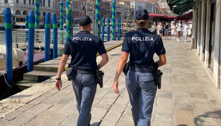 Venezia, minacce fisiche e verbali ai genitori: la polizia locale arresta un uomo sulla cinquantina