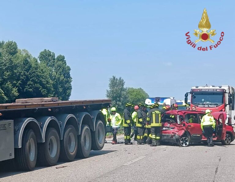 Schianto sulla Romea a Campagna Lupia tra un camion e un’auto: un morto e un ferito