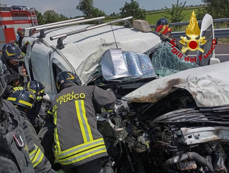 Monastier, incidente tra furgone e camion cisterna in A4: un ferito