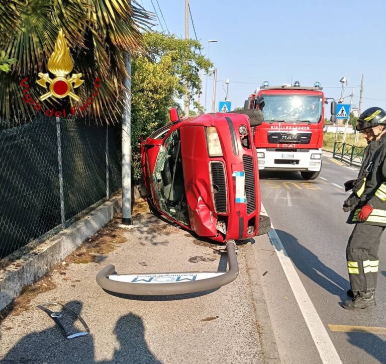 Incidente a Treviso: auto si ribalta a bordo strada, conducente estratto dalle lamiere