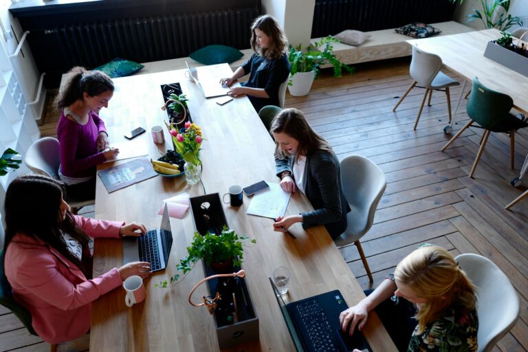 Parità salariale e lavoro femminile, in Veneto cresce l’occupazione ma il divario resta ampio