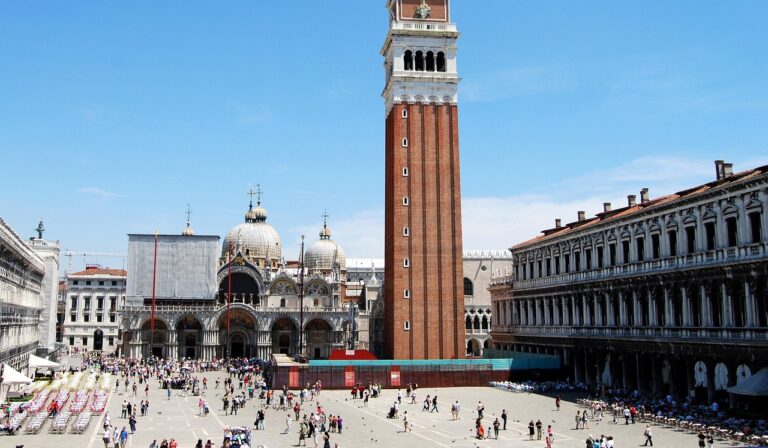 Venezia, sicurezza e overtourism: rafforzati i controlli sui turisti in visita a piazza San Marco