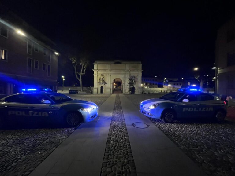 Padova, terrore durante la movida al Portello: arrestato 43enne armato di bottiglia rotta