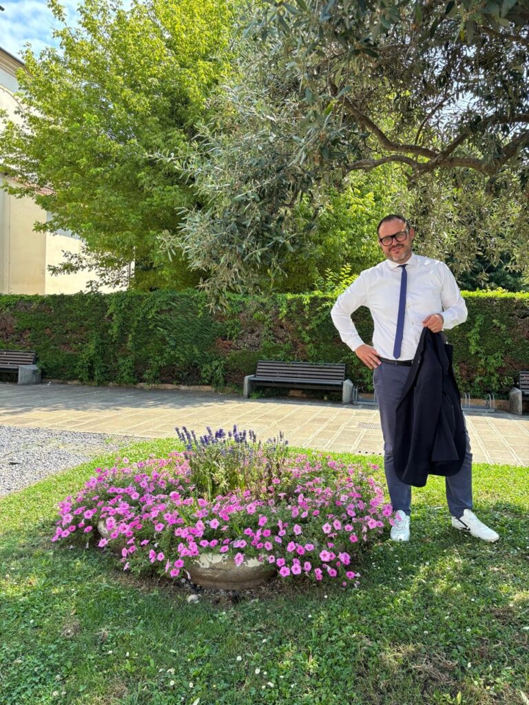 Montegrotto Terme: ruba i fiori dalle aiuole, il sindaco lo ferma con il gelato in mano