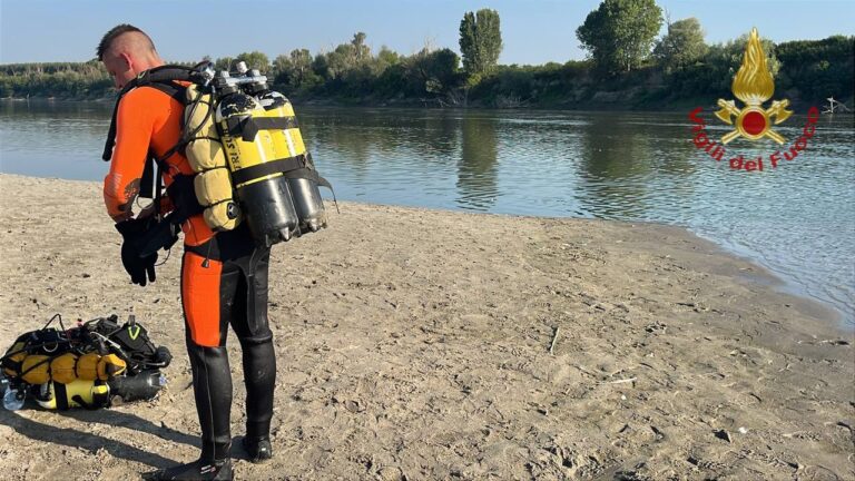 Si tuffa nel Po per salvare la figlia e scompare tra le acque: ricerche in corso