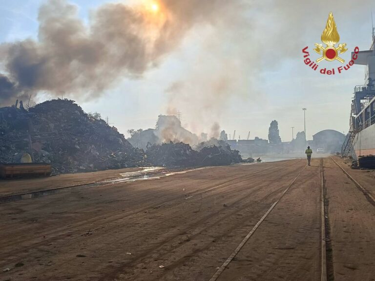 Porto Marghera, incendio in un terminal portuale: vigili del fuoco al lavoro tra cumuli di rottami metallici