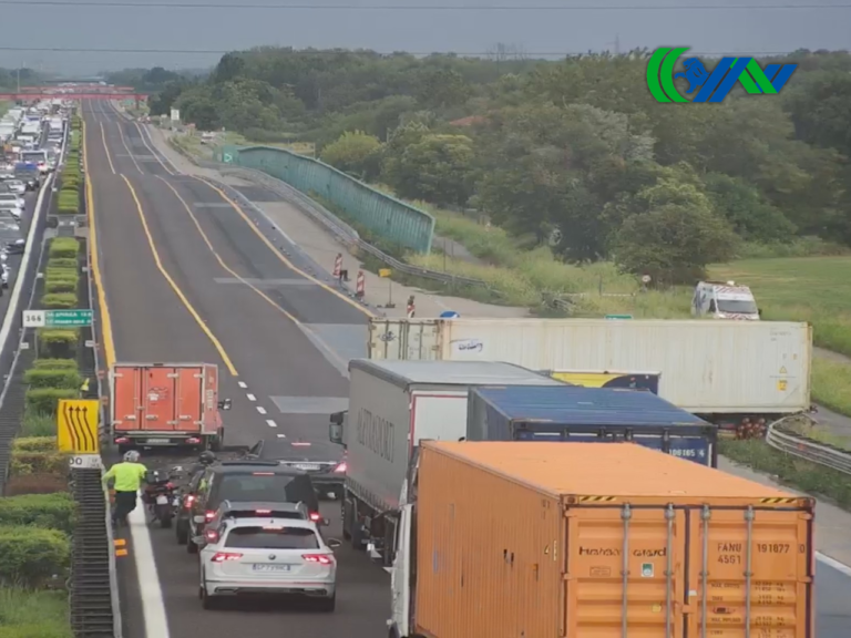 Incidente a Vigonza, scontro tra un tir e un autocarro in A4: traffico bloccato verso Trieste, un ferito