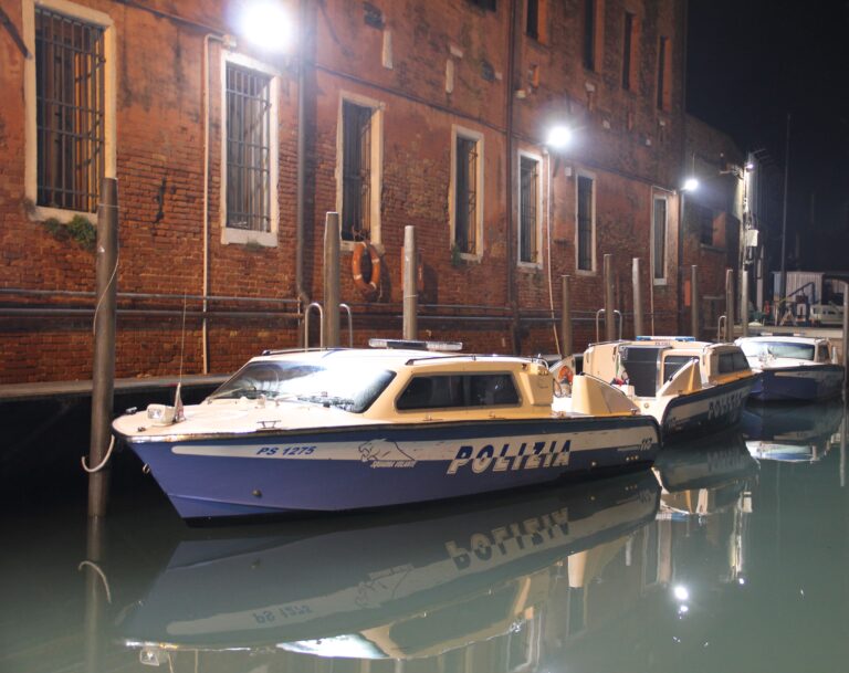 Tenta di svuotare il registratore di cassa dopo aver rubato uno smartphone: uomo arrestato per furto a Cannaregio