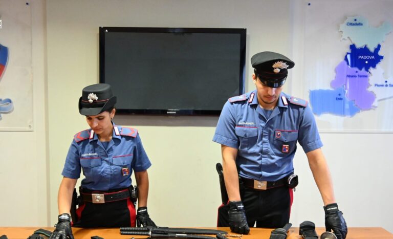 Padova, 39enne denunciato per minacce alla vicina e possesso abusivo di armi
