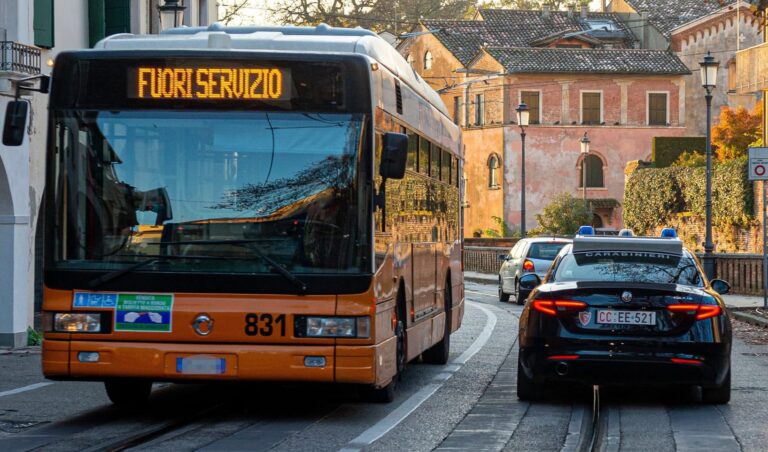 Padova, carabiniere fuori servizio sventa un furto in Prato della Valle: denunciata una coppia