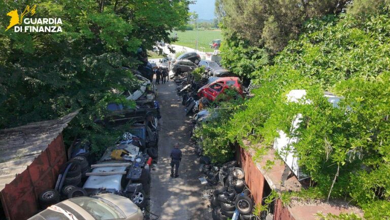 Tre maxi discariche abusive sequestrate nel Trevigiano: montagne di rifiuti, amianto e armi illegali