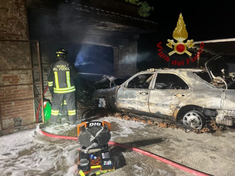 Grignano Polesine: incendio in un garage, auto a GPL in fiamme