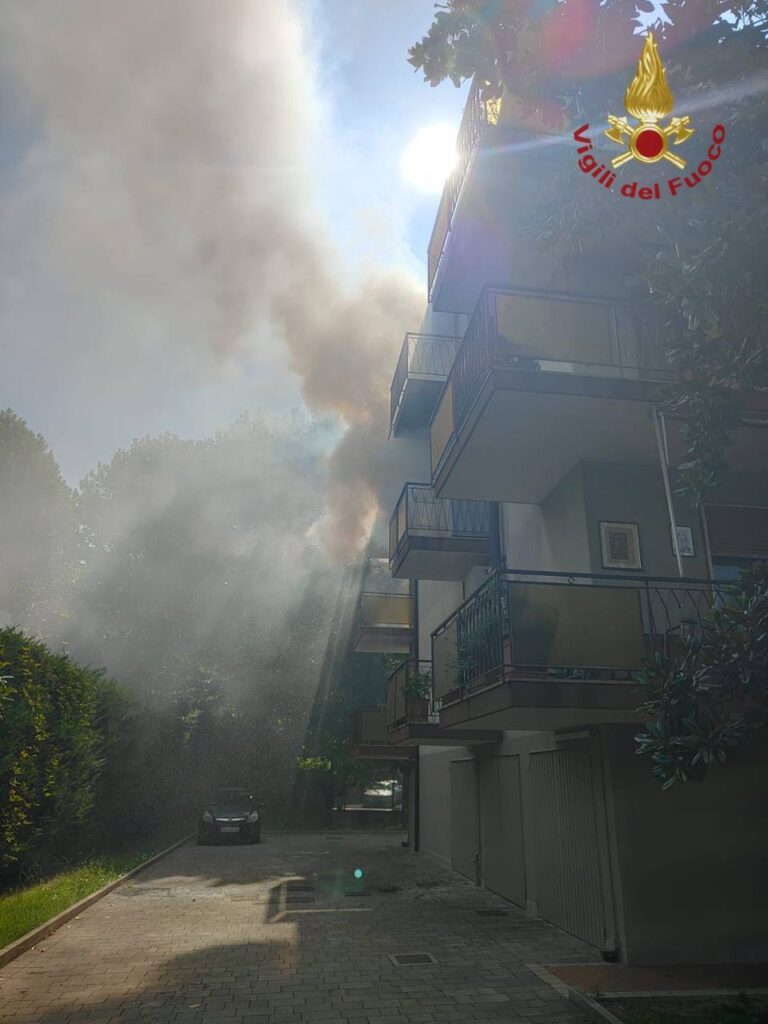 Incendio in un appartamento a Mestre: pentola dimenticata sul fuoco, quattro persone in ospedale per accertamenti