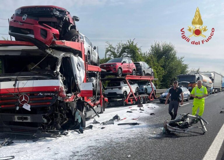Maxi tamponamento tra tre camion sull’A4: un autista estratto dalle lamiere
