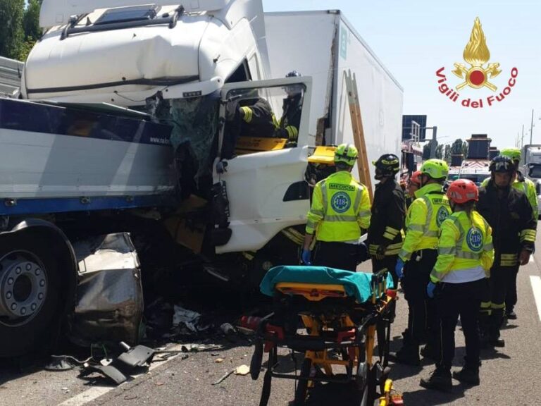 Incidente tra due camion sulla tangenziale di Mestre: autista estratto dalle lamiere