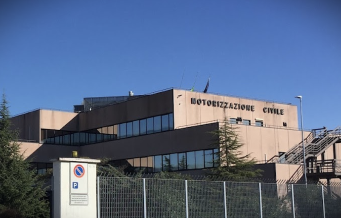 Venezia, alla teoria della patente di guida con dispositivi elettronici per superare l’esame: fermato dalla Polizia locale
