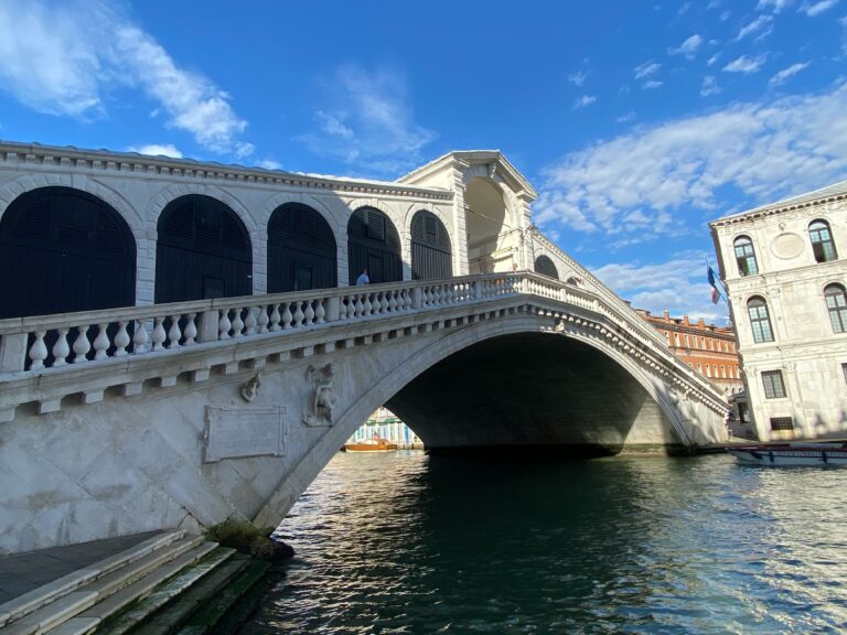 Graffiti sul Ponte di Rialto, Confcommercio: “Daspo urbano per chi viene a Venezia per ferirla”