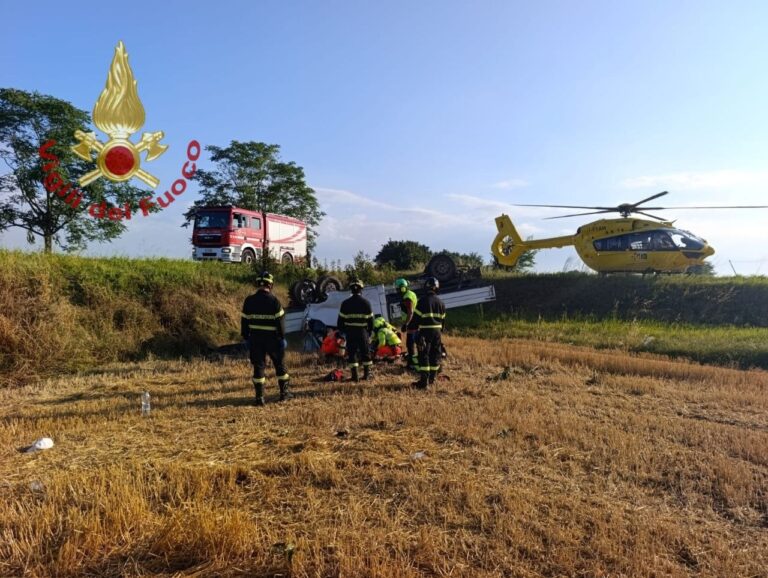 Furgone con operai coinvolto in un incidente a Bondeno: sette feriti, due trasportati in elicottero