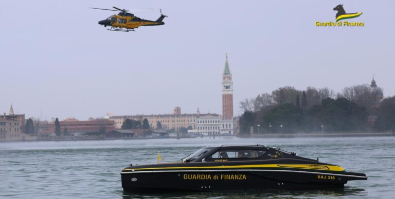 Marghera, la guardia di finanza sequestra 1000 kg di vongole a un pescatore