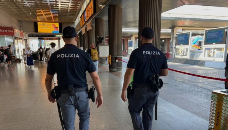 Skimmer nelle biglietterie di Santa Lucia: la Polizia incastra due uomini prima della fuga