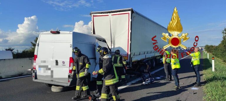 Incidente in A4 tra furgone e camion, un morto