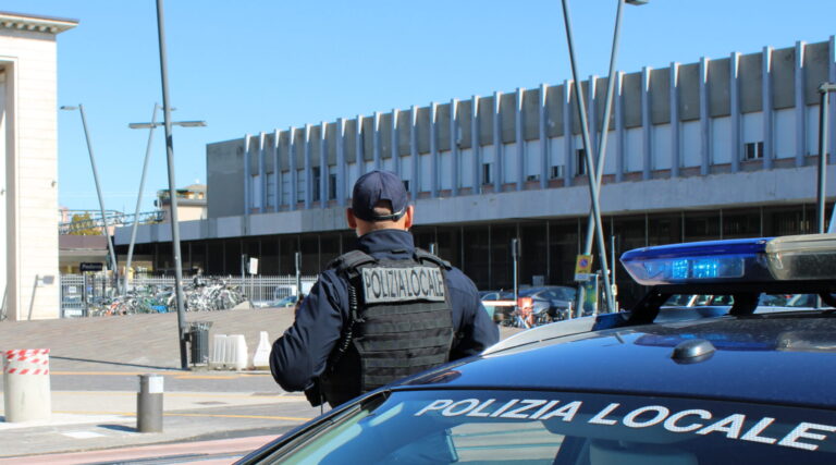 Padova, controlli della polizia locale nell’area ferroviaria: identificate oltre un migliaio di persone