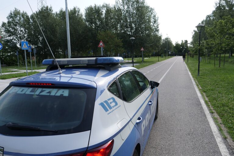 Venezia, finto carabiniere truffa un’anziana ma dimentica il marsupio: arrestato a Bologna dalla Polizia