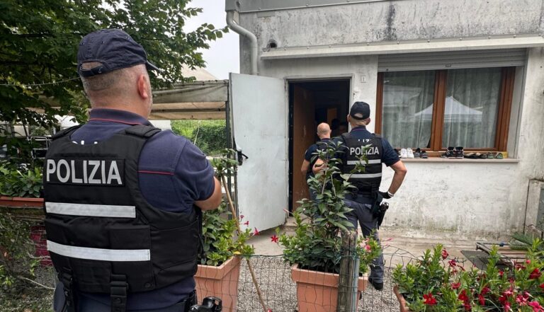 Padova, maxi operazione nel campo nomadi: 65 persone identificate