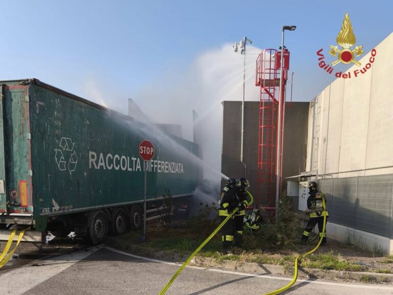 Marghera, camion a metano sbanda e si schianta contro un muro: mezzo in fiamme e autista ferito