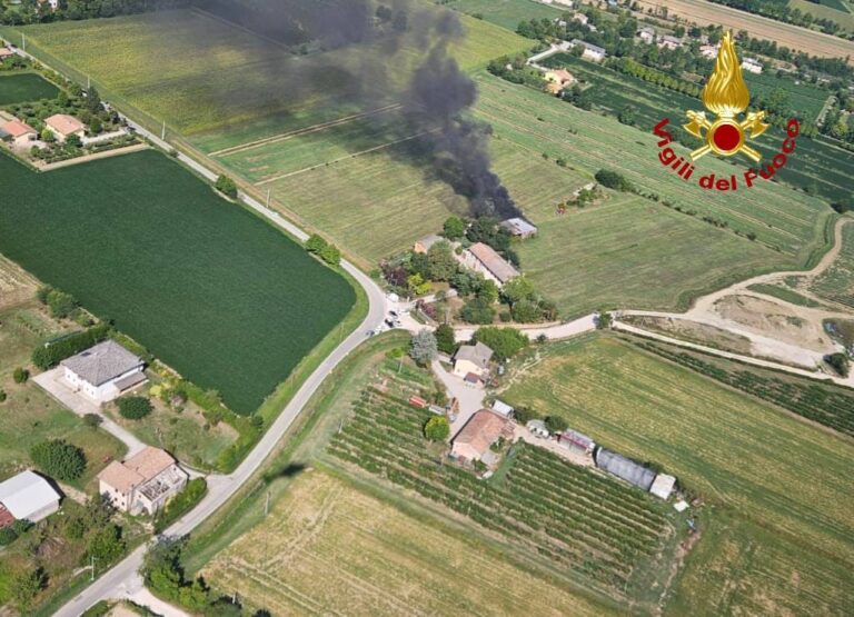Incendio in un ricovero attrezzi a San Biagio di Callalta, fiamme partite da un trattore