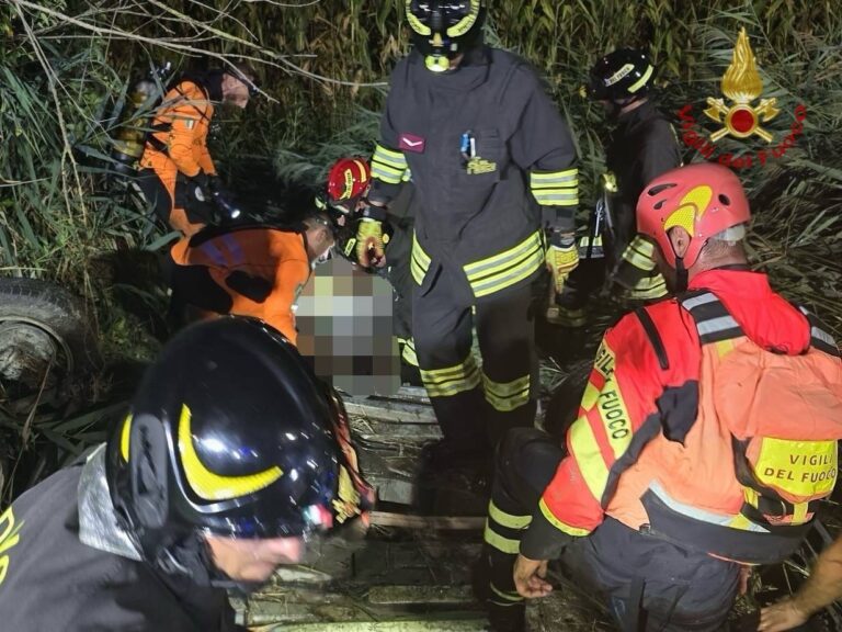 Incidente a Scorzè, auto capovolta in un fossato: quattro ventenni soccorsi dai vigili del fuoco