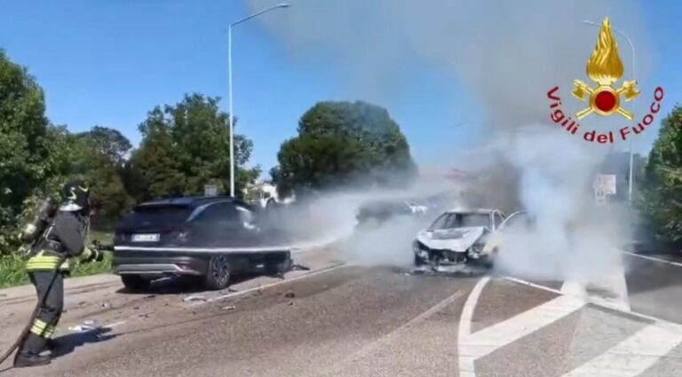 Spresiano, un auto prende fuoco dopo l’incidente
