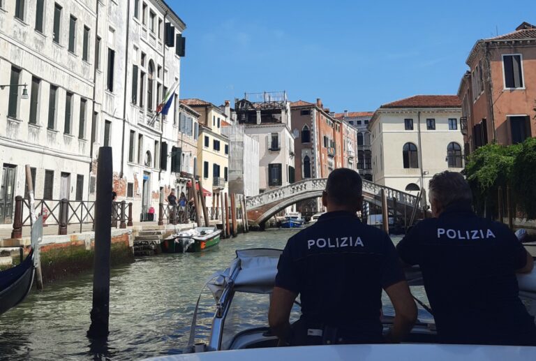 Venezia, blitz antiborseggio della polizia di stato: identificate cinque donne