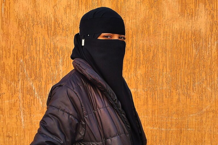 Burqa e niqab vietati a scuola, Besio (FdI): “Un passo importante per difendere i diritti delle ragazze”