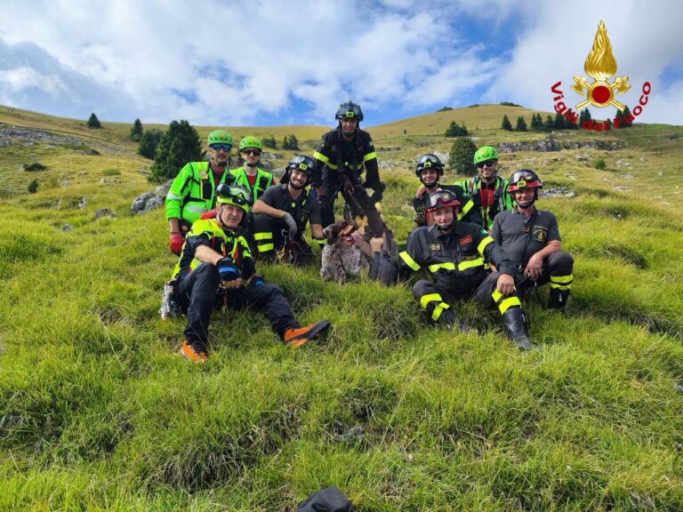 Cane precipita in un dirupo, salvato dai Vigili del fuoco a Pieve del Grappa