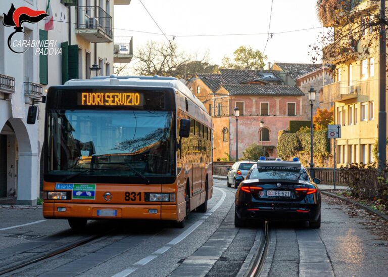 Padova, passeggera dà in escandescenze sul bus e blocca la corsa: intervengono i Carabinieri