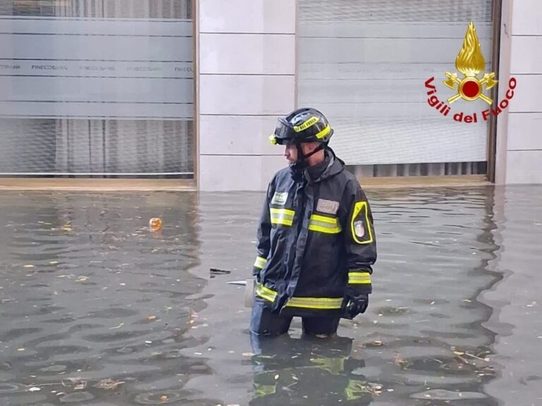Verona, 28 interventi per il maltempo, richiamati i vigili del fuoco in riposo