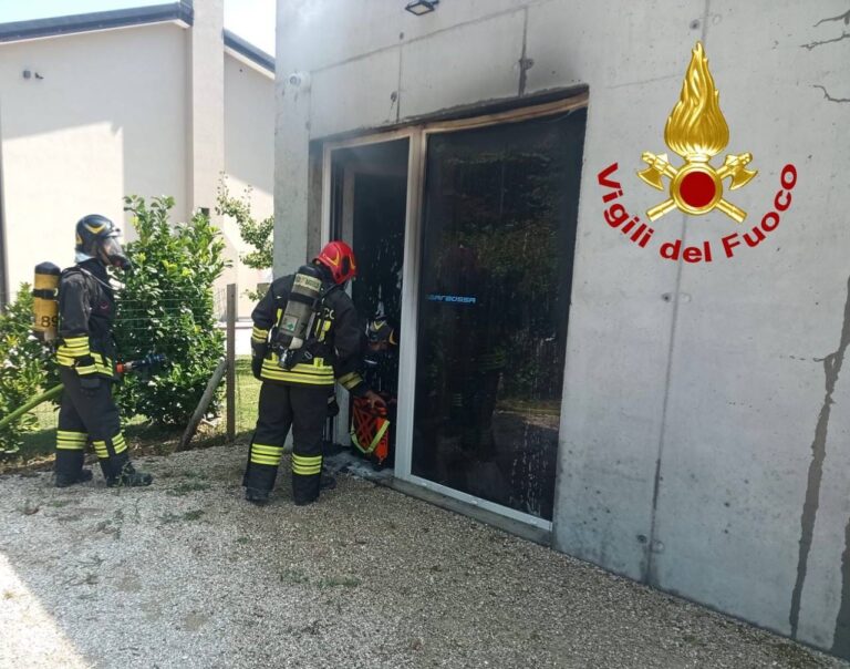Rosà, incendio in un capannone di materiale elettrico