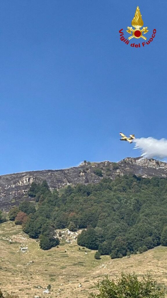 Incendio boschivo a Crespadoro, vigili del fuoco al lavoro: impegnato anche un Canadair da Ciampino