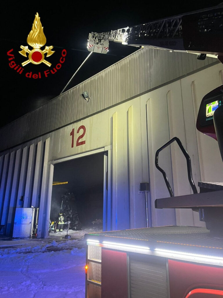 Incendio notturno in un capannone industriale a Fontaniva, il sindaco: “Comprenderne la causa e permettere all’azienda Isoli di ripartire”