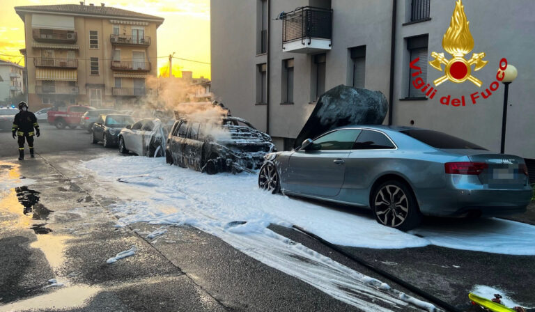 Vicenza, incendio all’alba: coinvolte tre macchine