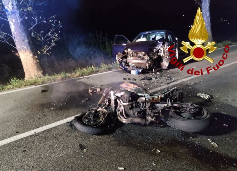 Incidente frontale tra auto e moto a Este nella notte: grave il motociclista