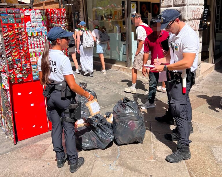 Blitz della Polizia Locale a Venezia: sequestrati 1.100 souvenir irregolari e multe per 6mila euro